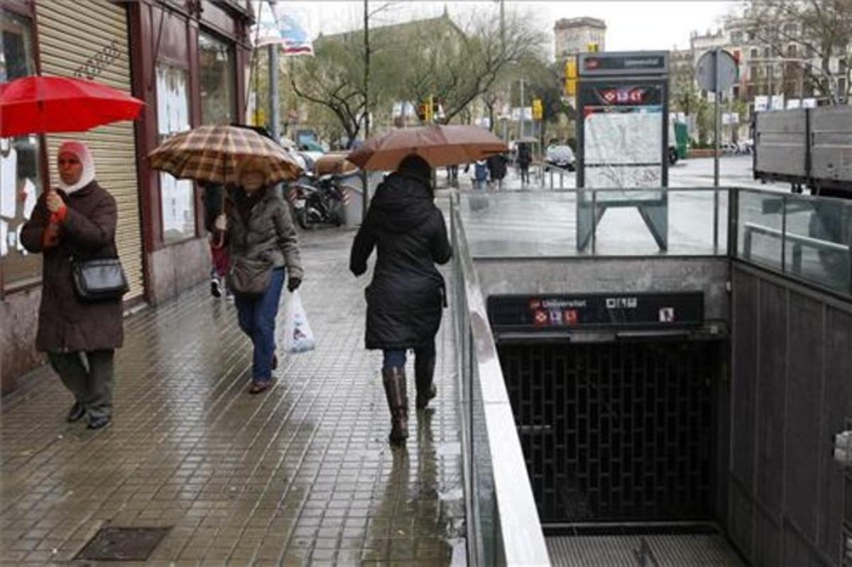 La entrada al metro de Universitat por Ronda Sant Antoni permaneció cerrada a causa de una inundación por la lluvia torrencial.