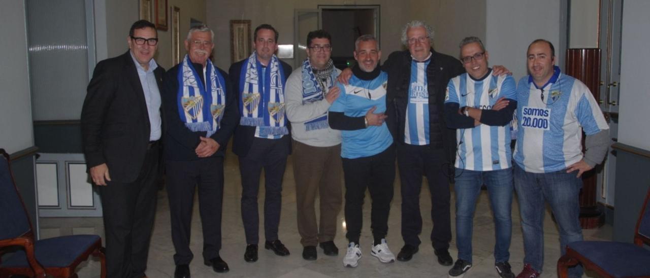 Kike Pérez, junto a miembros del club y del Carnaval en el Teatro Cervantes.