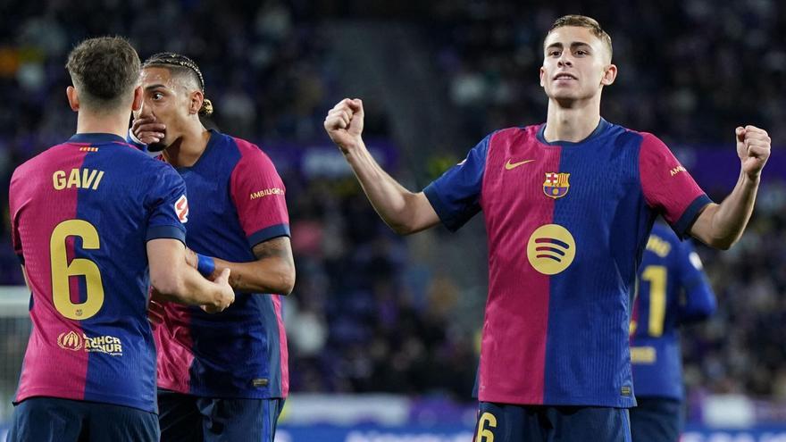 Fermín Lopez celebra el gol con la grada mientras Raphinha, autor del primer tanto, habla con Gavi.
