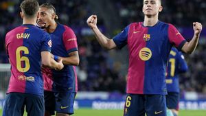 Fermín Lopez celebra el gol con la grada mientras Raphinha, autor del primer tanto, habla con Gavi. 