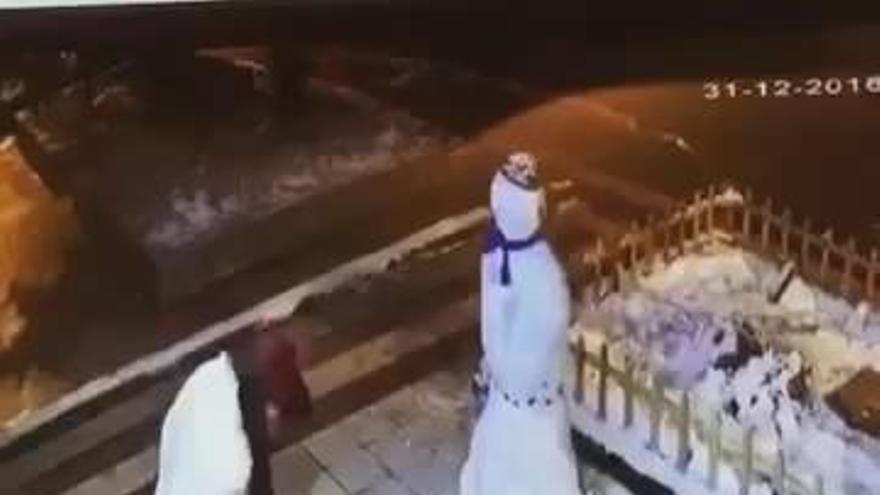 Un muñeco de nieve se &#039;venga&#039; de una mujer