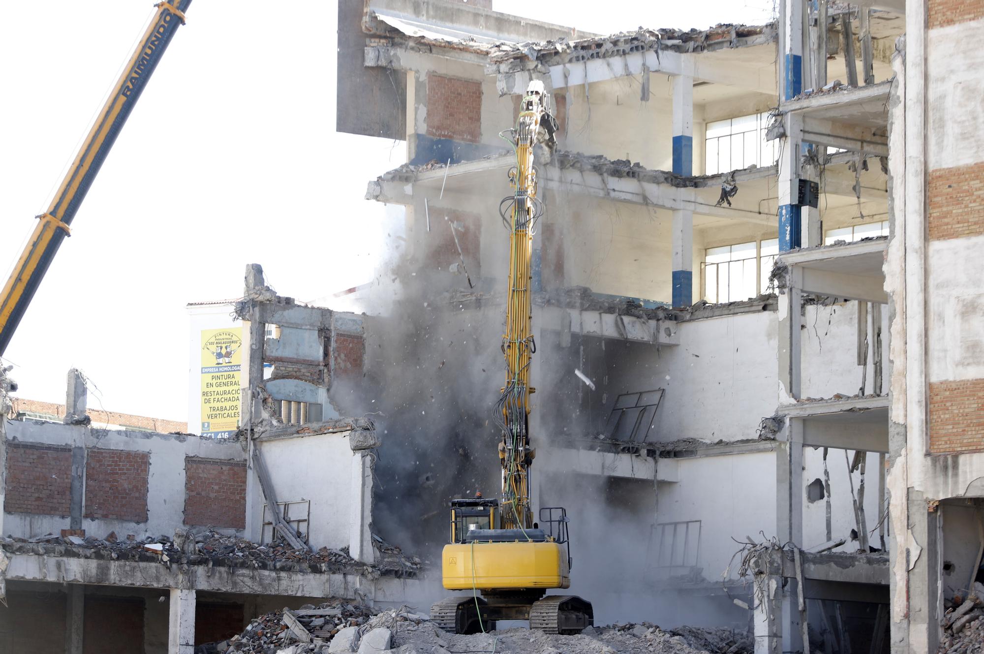 Demolición del antiguo edificio de la Flex en la Carretera de Cádiz.