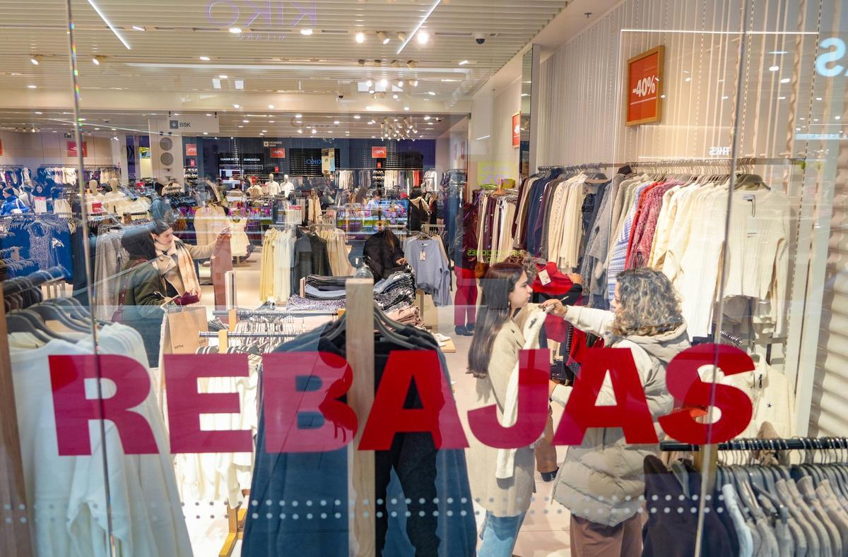 FOTOGALERÍA | Primer día de rebajas en Badajoz: colas, cambios y menos afluencia que otros años