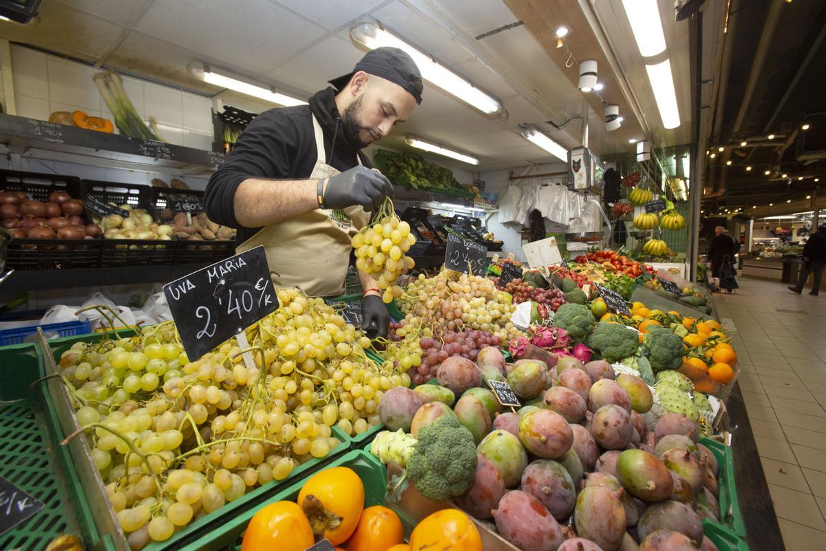 Puesto de fruta en el Mercado Central de Alicante