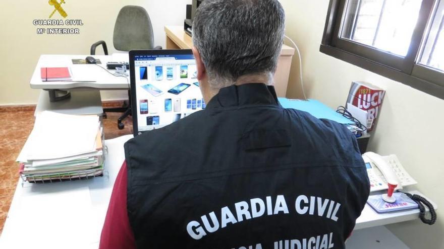 Cinco detenidos acusados  de estafar 15.000 euros con la venta de móviles por Internet