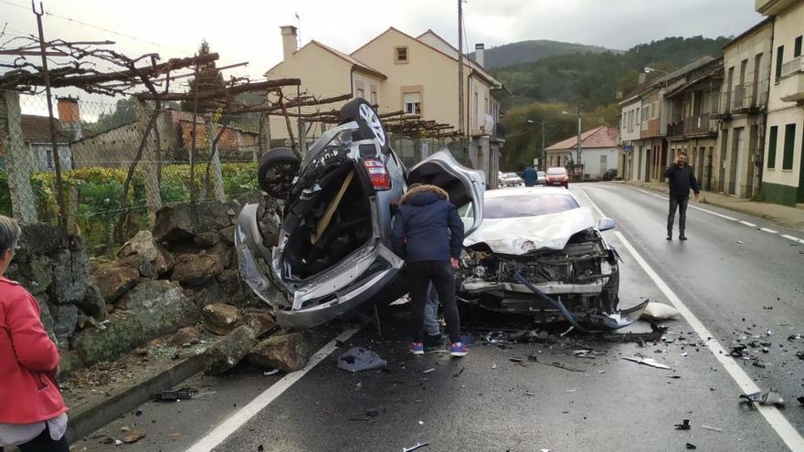Salvan la vida en un violento accidente en Ourense