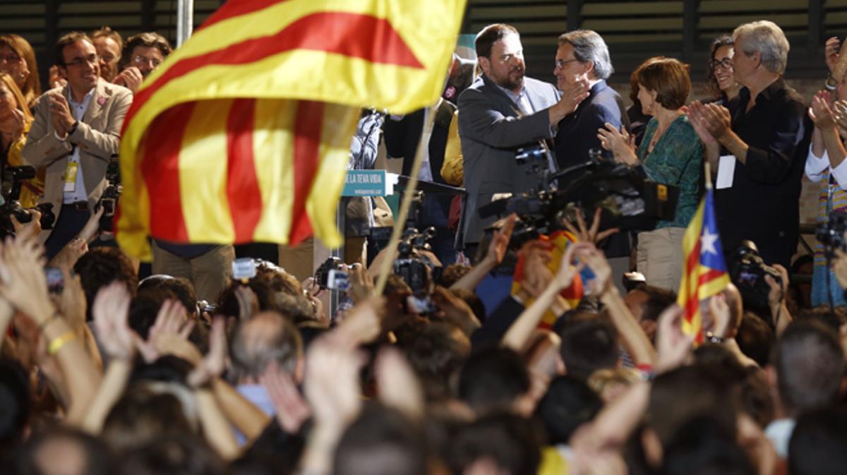 Simpatitzants de Junts pel Sí celebren els resultats al Mercat del Born.