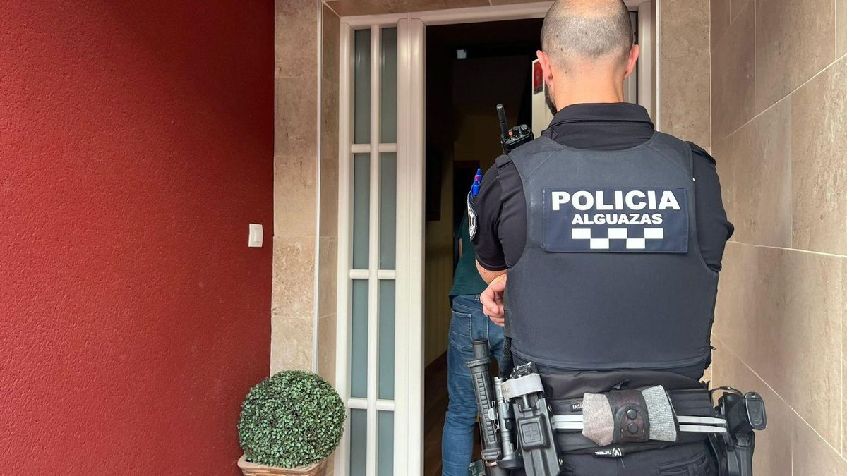 Un agente de la Policía Local de Alguazas, en otro servicio (FOTO DE ARCHIVO).