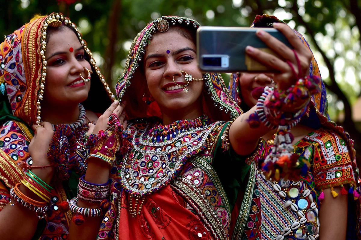 Ensayos del baile tradicional de Garba para el festival hindú de Navratri, en la India