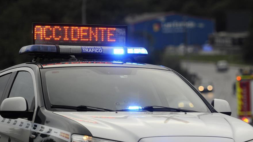 Un hombre se desploma tras salir de su coche accidentado en Arzúa