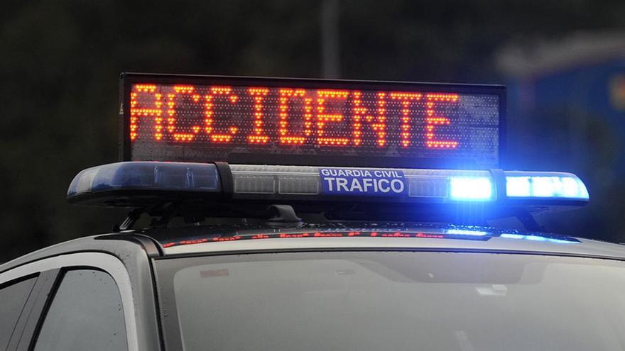 Una patrulla de la Guardia Civil de Tráfico señalizando un accidente.