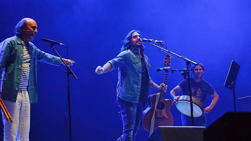 Fran Juesas y Andrés Suárez pusieron en pie al público que abarrotó el Auditorio