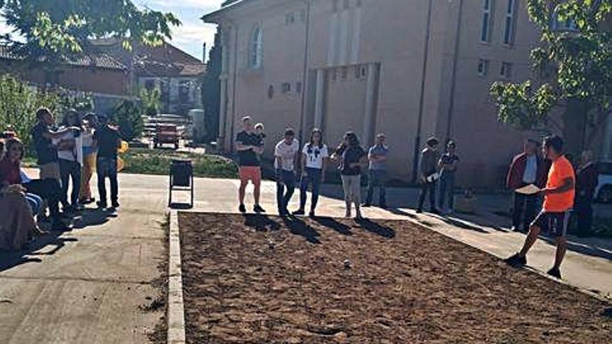 Juegos tradicionales y fiesta rociera animan a los vecinos y los visitantes en Villanueva de Azoague