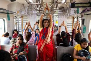 Yoga en el tren en India para celebrar el 8-M