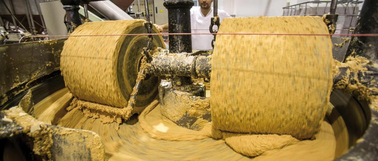 Elaboración del turrón de Jijona durante la presente campaña.