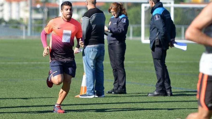 Adrián Gómez haciendo las pruebas ayer en Sanxenxo. // G.Santos