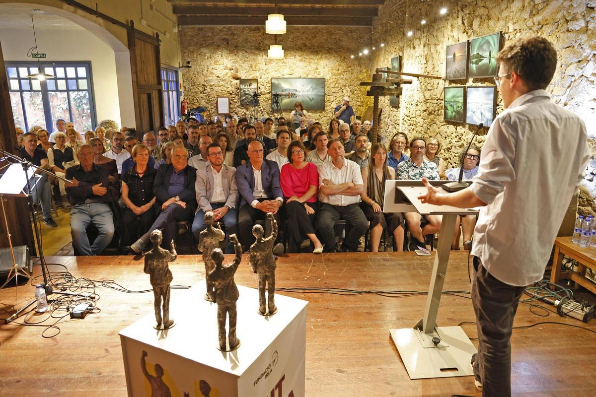 La Fundació Irla premia la tasca de Joaquim Nadal per la seva contribució al foment del català.