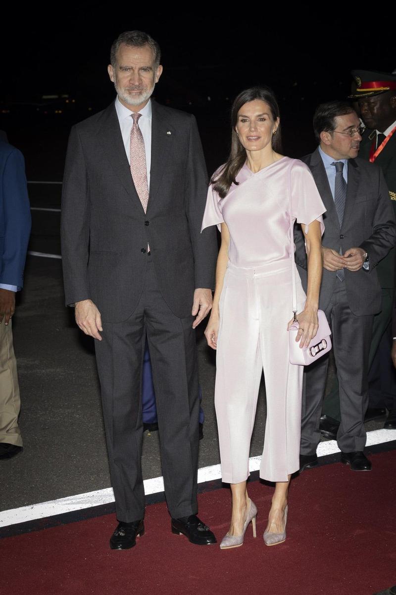 Nada más aterrizar en Angola, la reina Letizia lució un look en tonos pastel de Hugo Boss de pantalón y top con mangas de picos y salones de Magrit