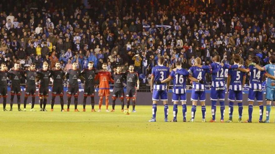 Los dos equipos, durante el minuto de silencio previo al comienzo del choque en Riazor. // Ricardo Grobas