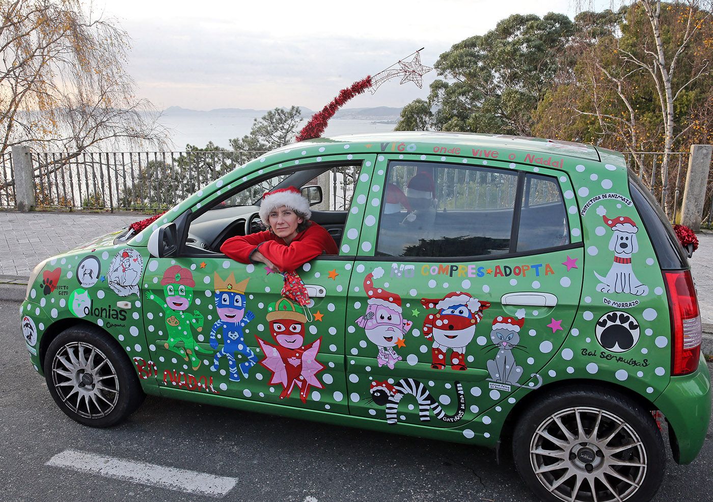 Amparo Estévez con su coche decorado en A Guía