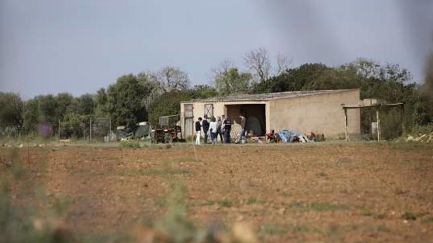 Imagen de la casa de aperos en la que fueron encontrados los cadáveres.