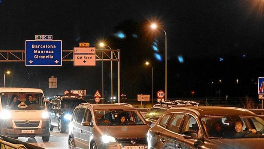 Cues al final de l&#039;autovia a Berga en la sortida del pont de la Puríssima