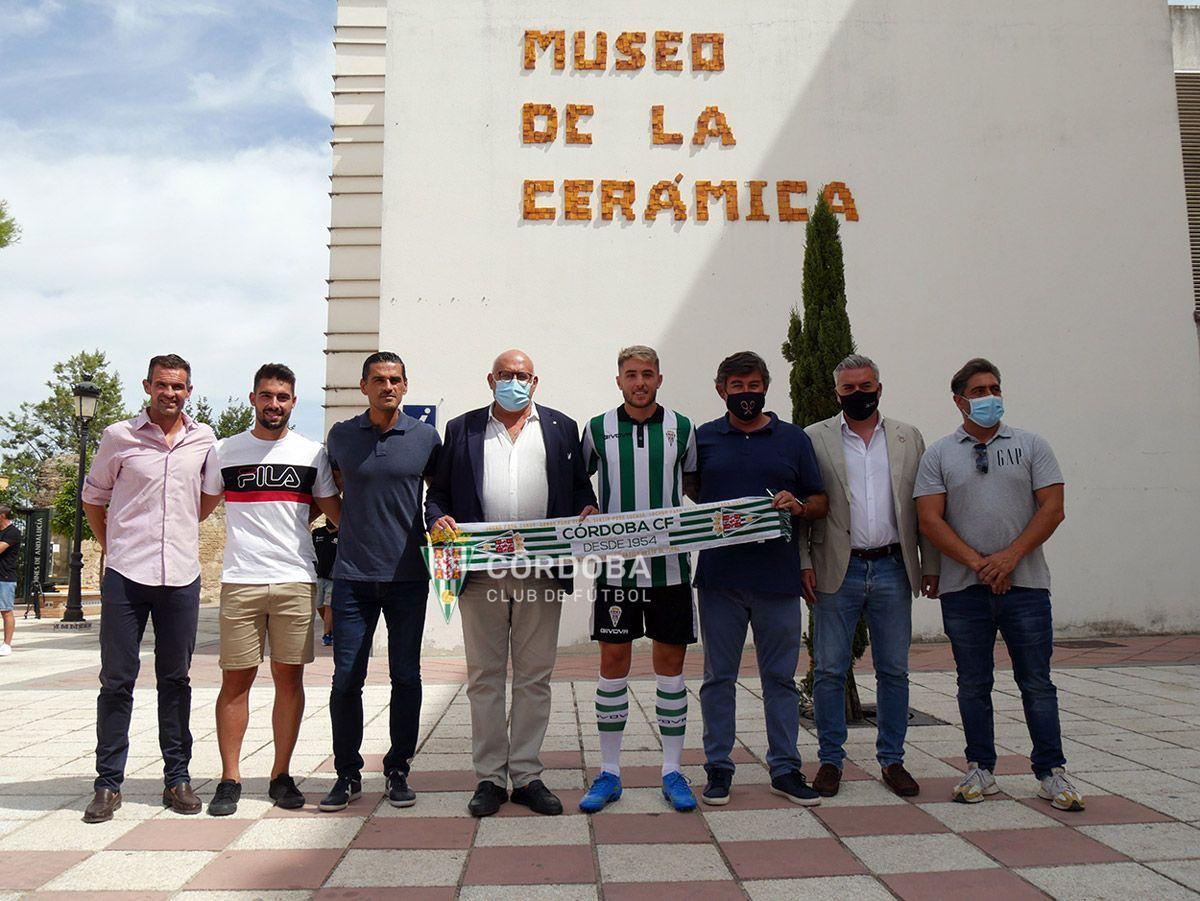 Imagen de la presentación de Antonio Casas con el Córdoba CF, en La Rambla.