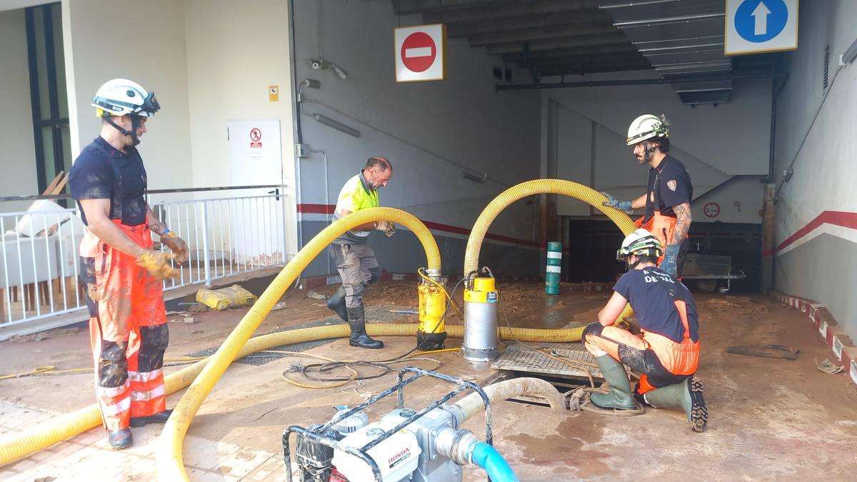 Bombers de Balears siguen con los trabajos de achique en Sedaví.