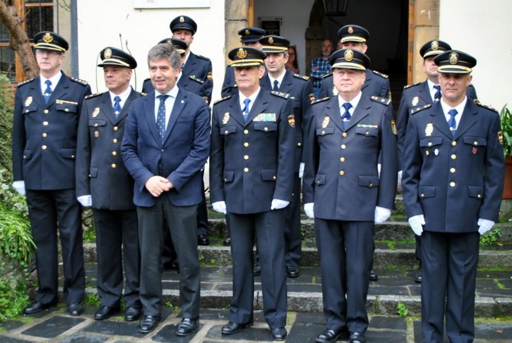 Ignacio Cosidó en la comisaría e Luarca para distinguir a dos agentes: Francisco García e Ignacio González- Cachón