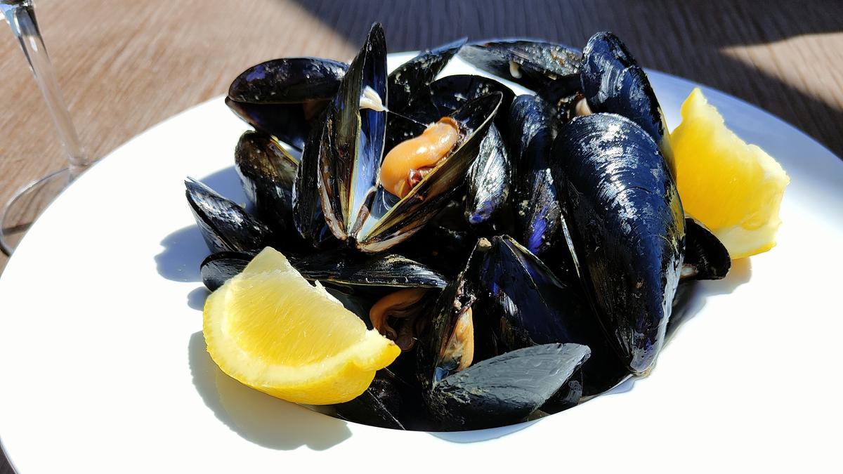 Un plato de mejillones de la batea de Musclarium, en la bahía de los Alfacs.