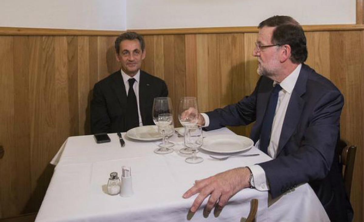 Sarkozy, amb la paret darrere seu, al restaurant al qual l’ha convidat Rajoy. Sarkozy, amb la paret darrere seu, al restaurant al qual l’ha convidat Rajoy.
