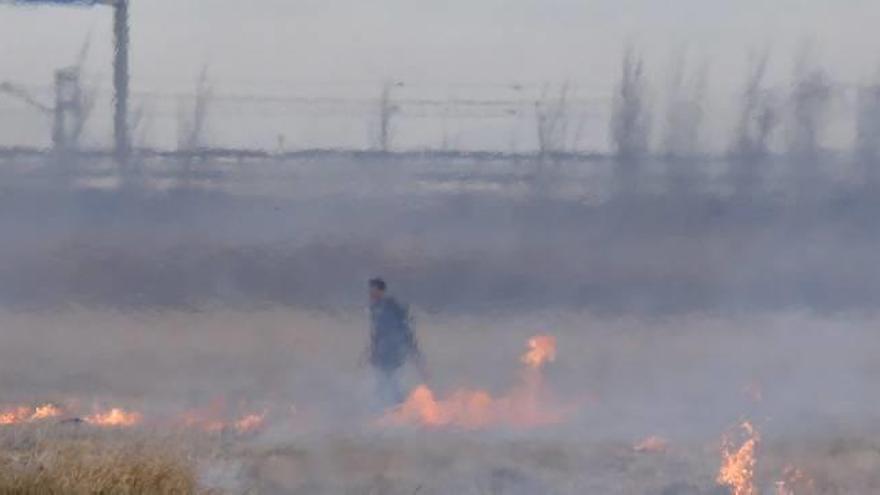 El humo todavía cubre el cielo en las localidades de la Ribera Baixa