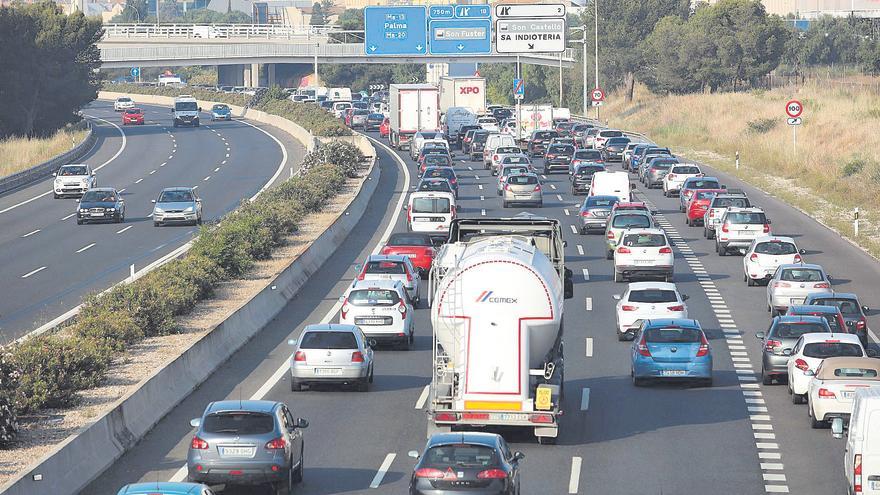 El Consell negocia limitar la entrada de coches de alquiler en Mallorca el próximo verano
