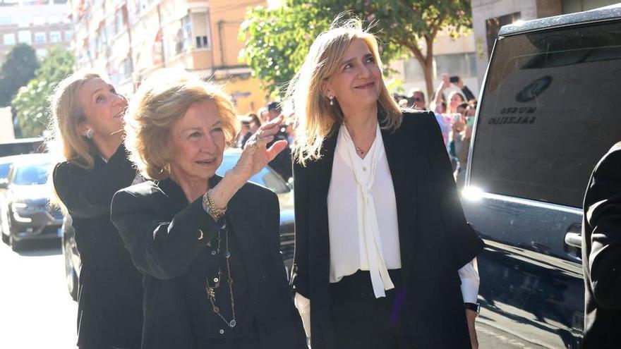 Doña Sofía y las infantas contemplan los Salzillos ya listos para procesionar en el Viernes Santo de Murcia: 