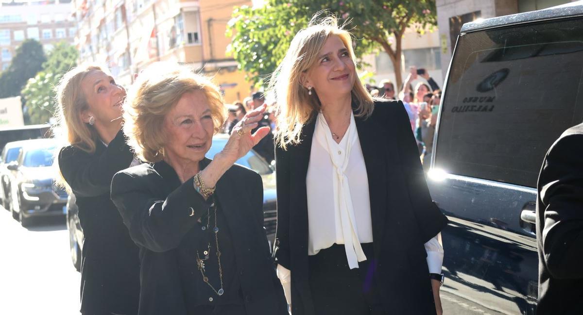 Doña Sofía y sus hijas Elena y Cristina, a su llegada al Museo Salzillo de Murcia.