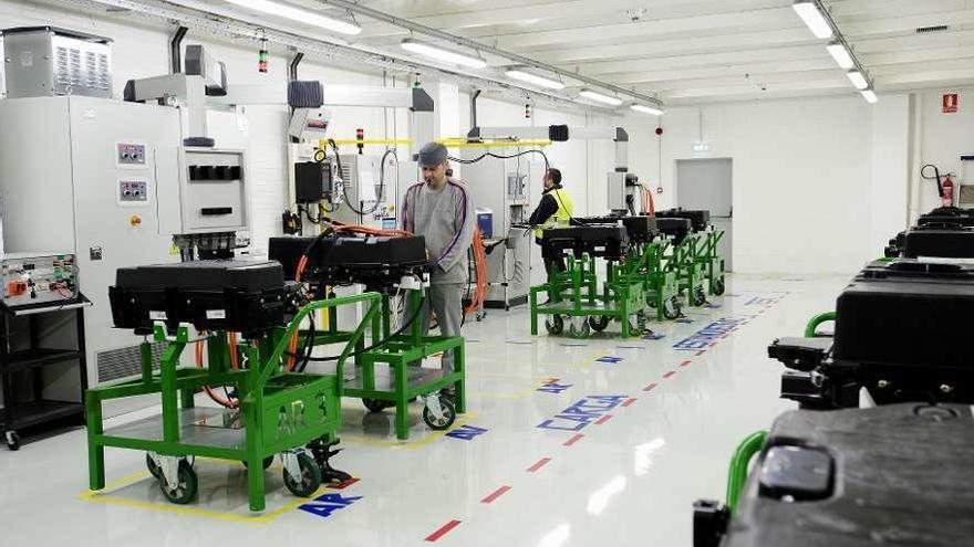 Trabajadores de PSA-Vigo, en el taller de montaje de baterías para los coches eléctricos. // Víctor Cameselle