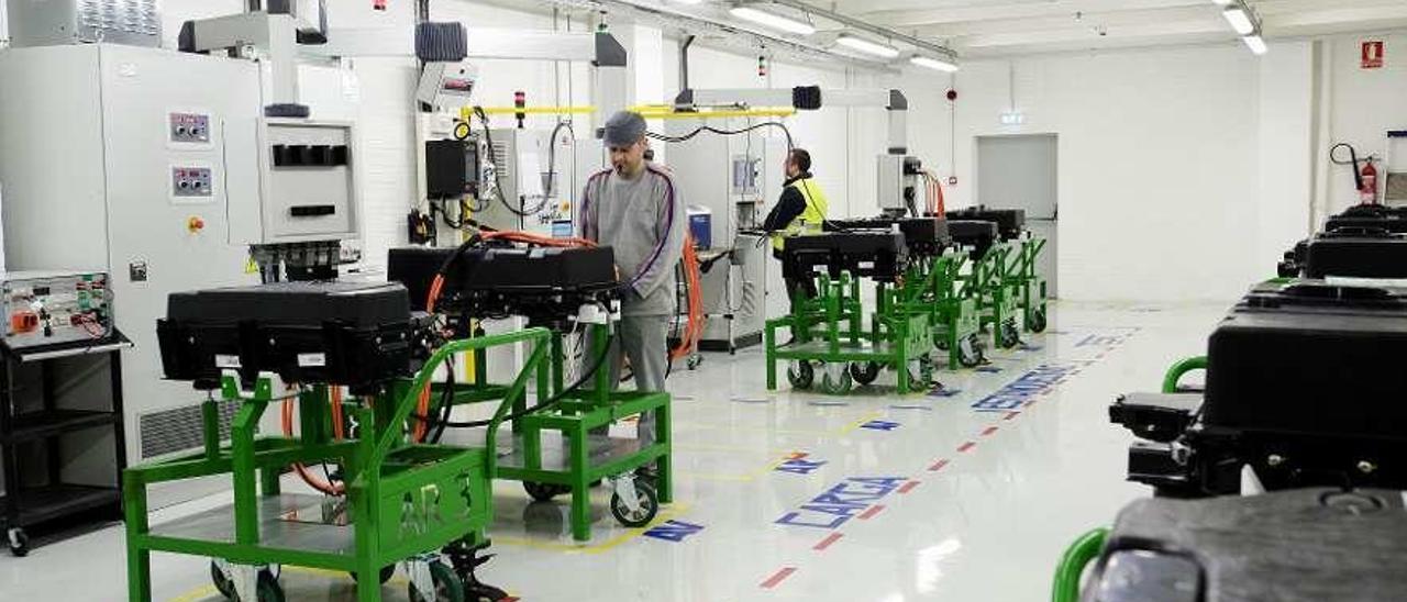 Trabajadores de PSA-Vigo, en el taller de montaje de baterías para los coches eléctricos. // Víctor Cameselle