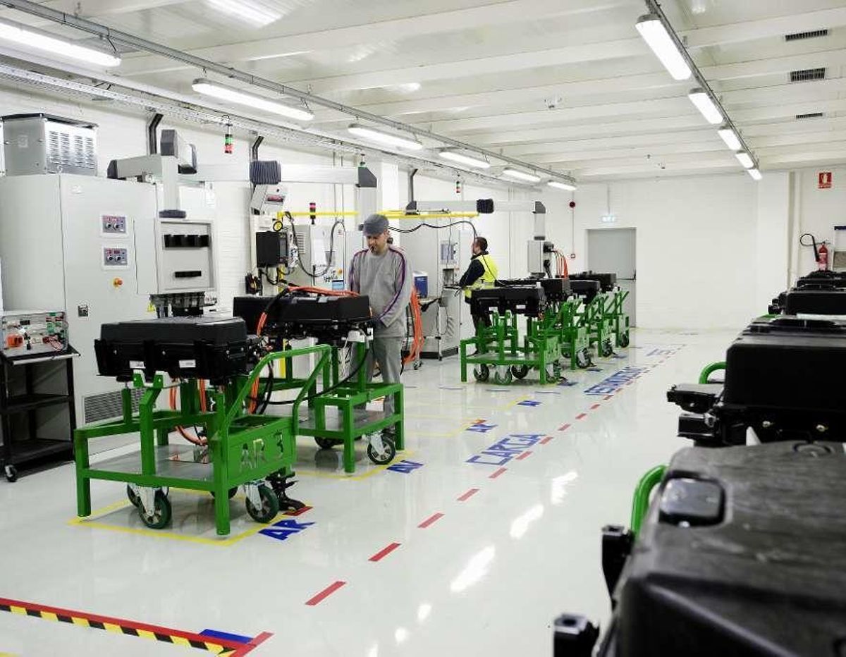 Trabajadores de PSA-Vigo, en el taller de montaje de baterías para los coches eléctricos. // Víctor Cameselle
