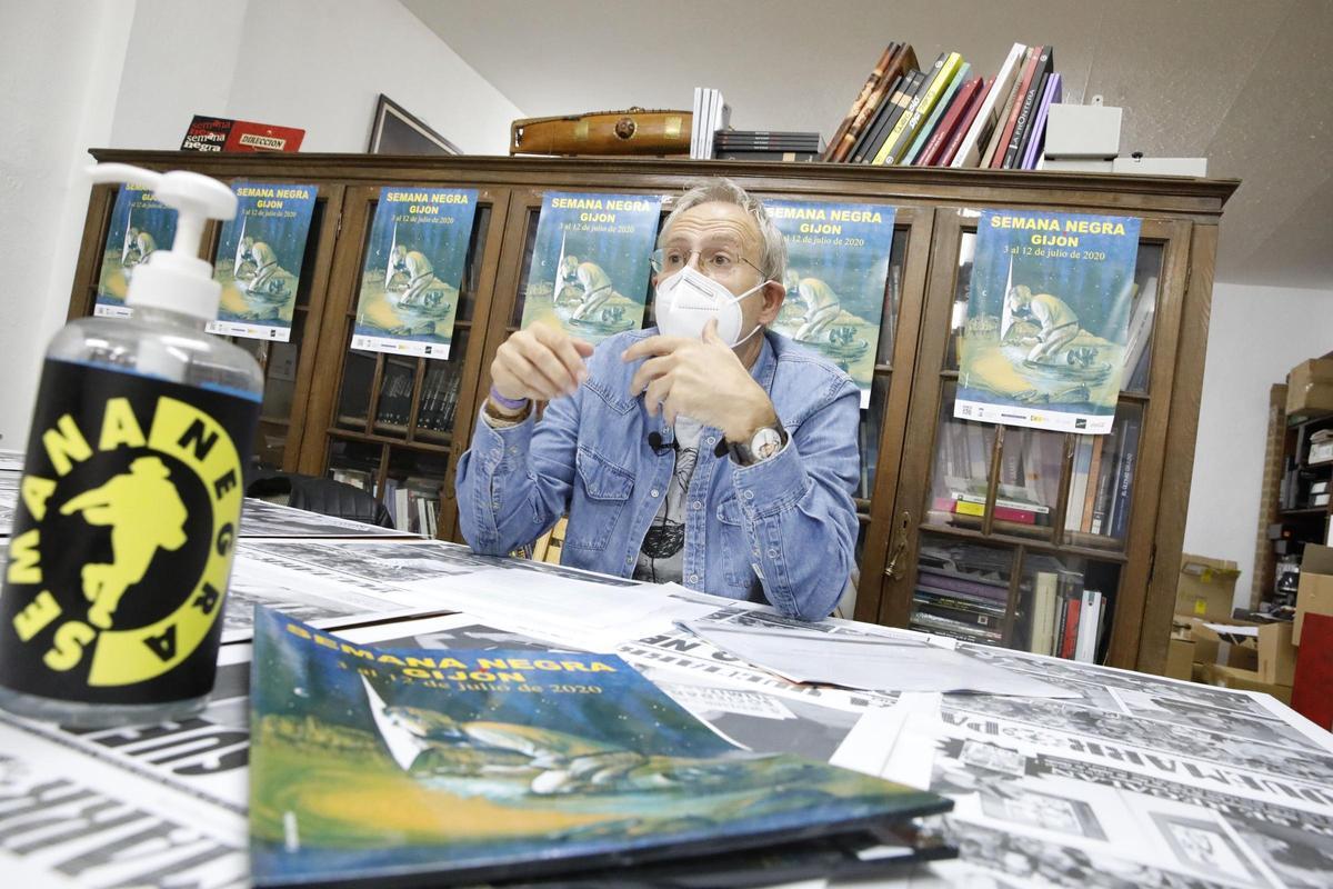 Ángel de la Calle durante un acto de la Semana Negra en pandemia.