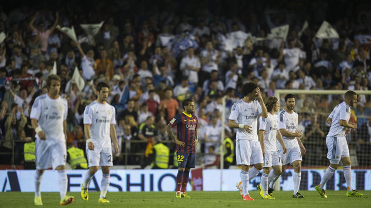 Alves observa cómo los jugadores del Madrid vuelven a su campo tras el primer gol.