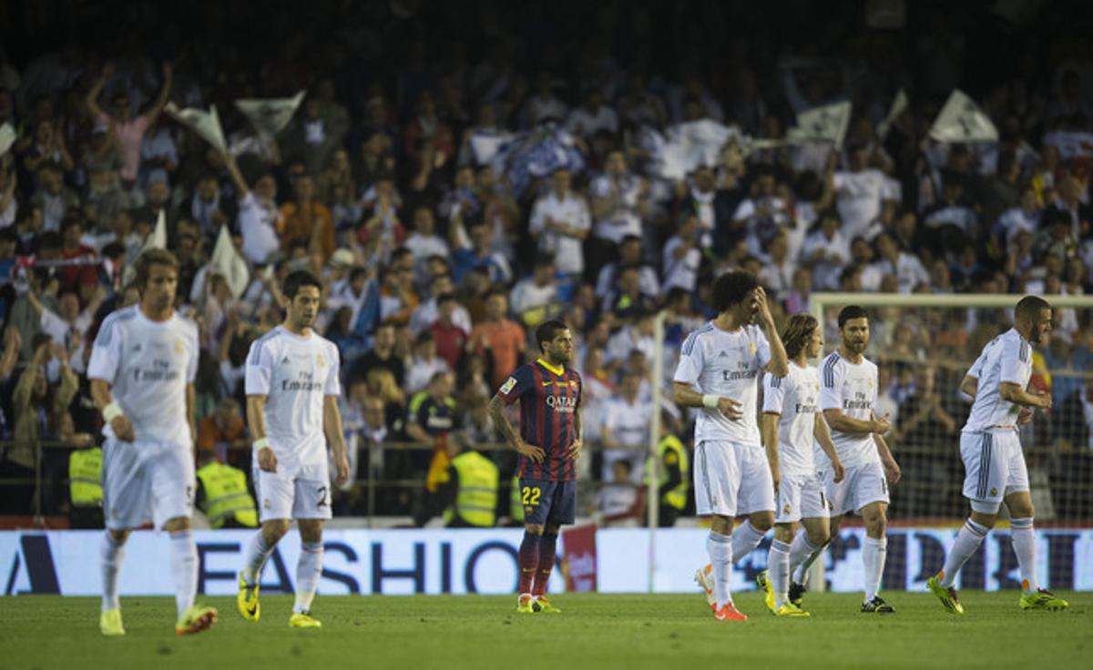 Alves observa com els jugadors del Madrid tornen al seu camp després del primer gol.