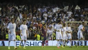 Alves observa com els jugadors del Madrid tornen al seu camp després del primer gol.