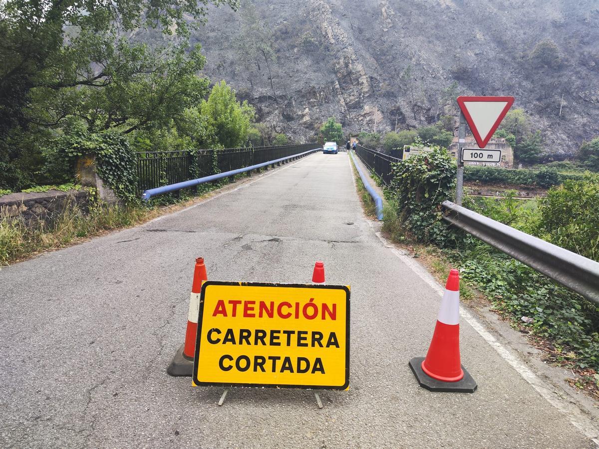 Señalización del corte del puente Peñaflor en sentido Grado.