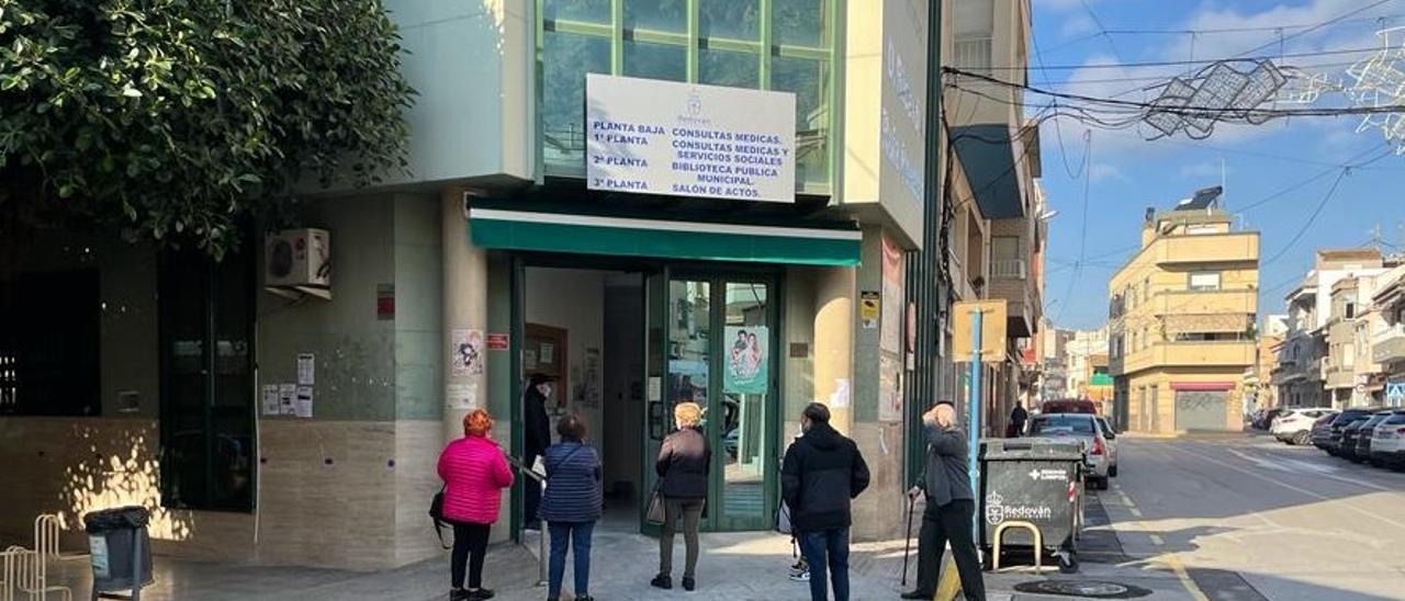 El Ayuntamiento recibe varias quejas por las esperas y la falta de atención en el consultorio médico