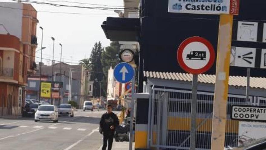 Una señal con el topónimo tachado en los accesos al pueblo en una imagen de ayer.