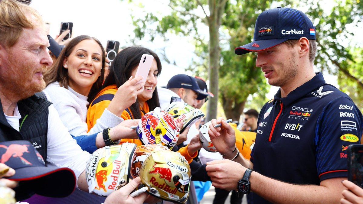 Verstappen, con sus fans en el circuito de Albert Park