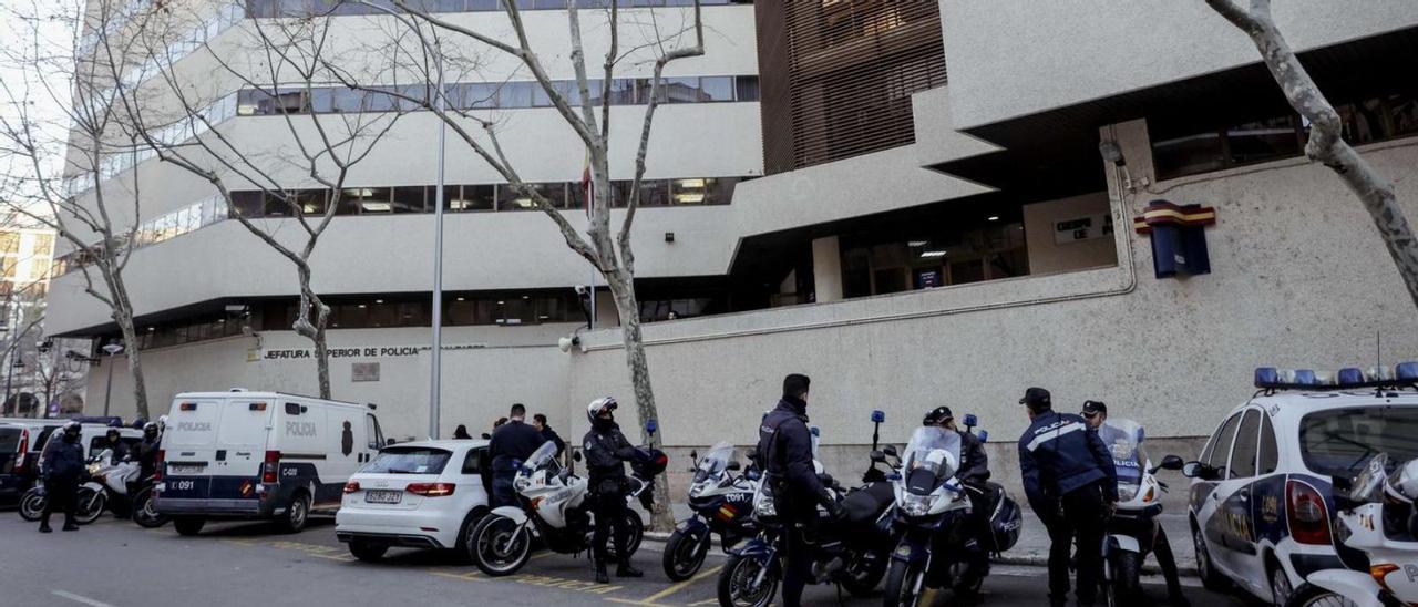 Agentes de la Policía Nacional ante la sede de la Jefatura Superior de Balears.