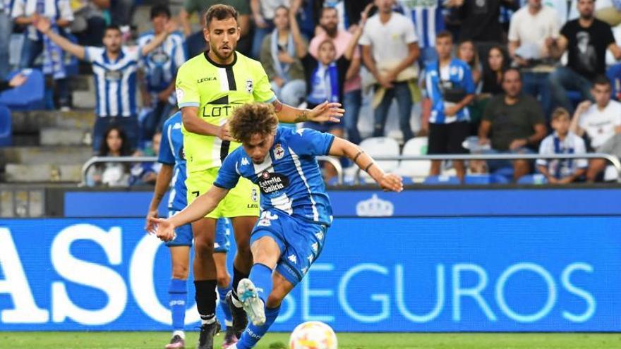 Mario Soriano, en el partido de la primera vuelta contra la Balompédica Linense. |  // CARLOS PARDELLAS