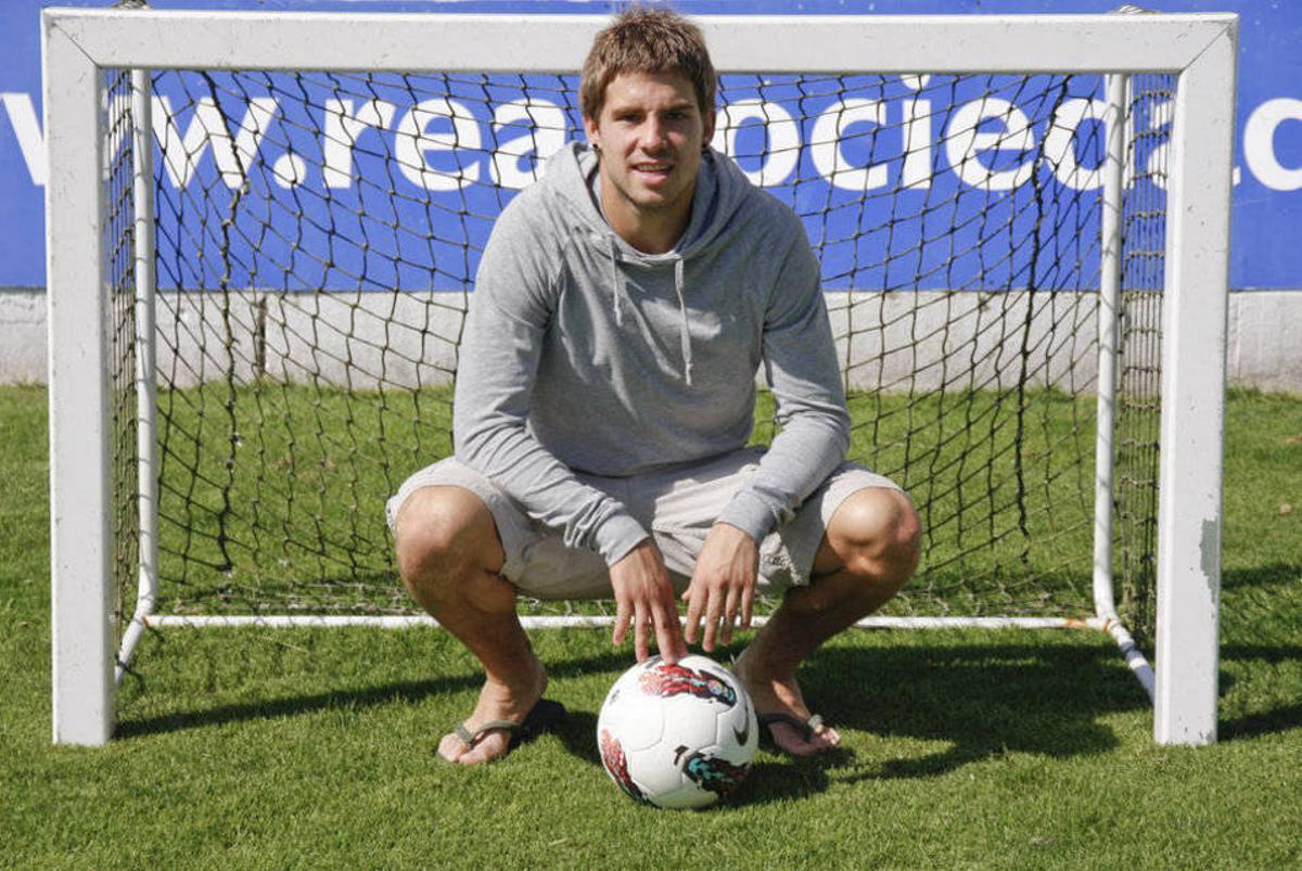 Iñigo Martínez en su debut con el primer equipo de la Real Sociedad en 2011