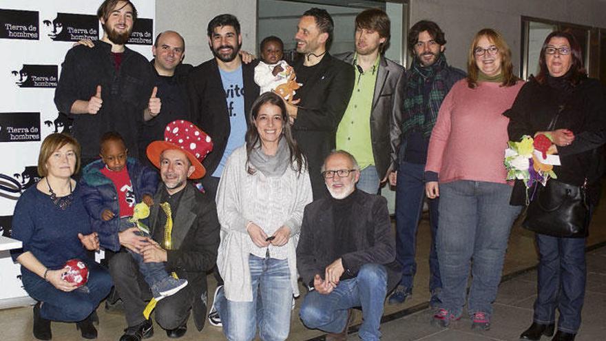 Participantes de la VIII Gala Terra de Maxia, junto a dos de los niños del proyecto &#039;Viaje hacia la vida&#039;.